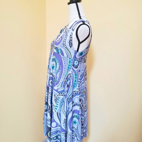 Flowy pullover patterned dress with pockets! - Picture 3 of 6